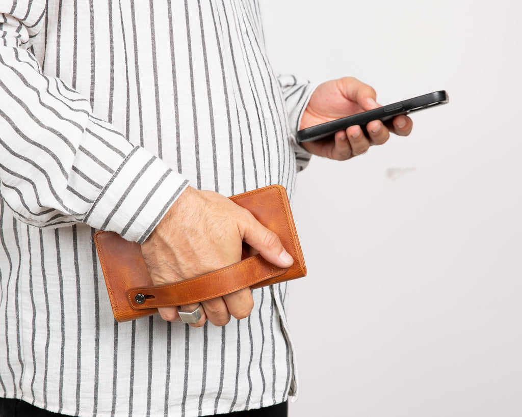 Aria Universal Leather Wallet